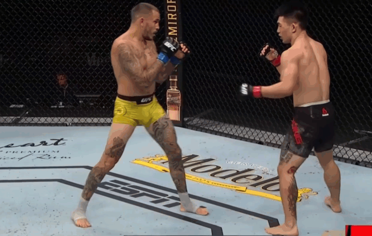 Switching stances while walking his opponent down