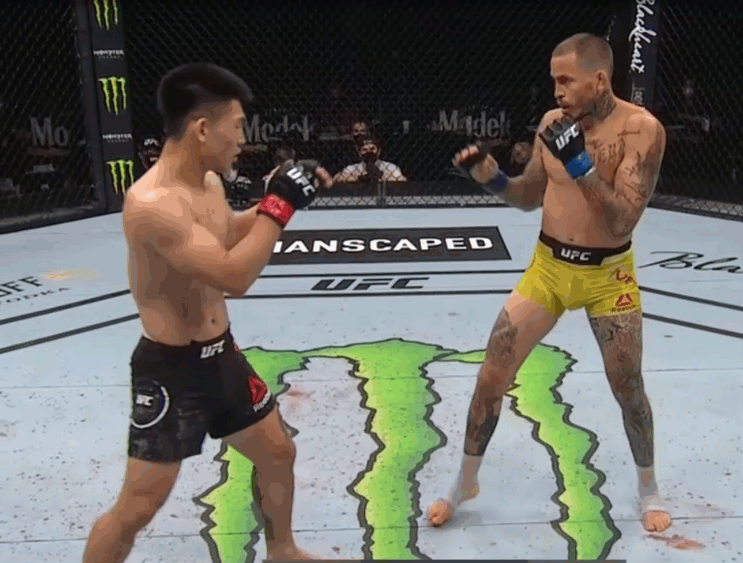 Pawing at the opponent's lead hand